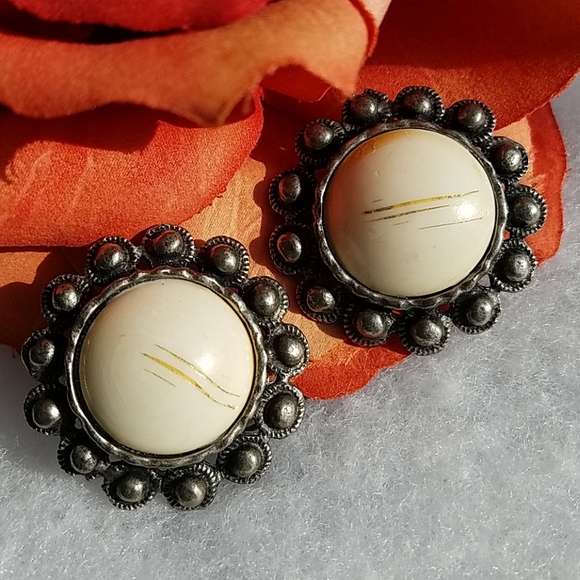 EARRINGS VTG FAUX IVORY - Picture 2 of 6